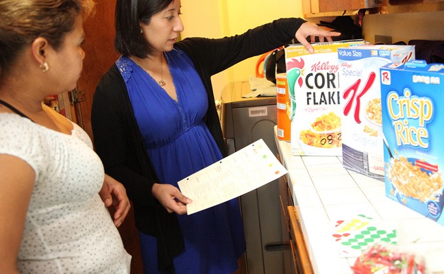 Photo of 2 women looking at cereal boxes